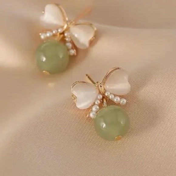 BUTTERFLY BOW MINI PEARLS AND GREEN JADE DROP SMALL JAPANESE EARRINGS - Picture 3 of 5